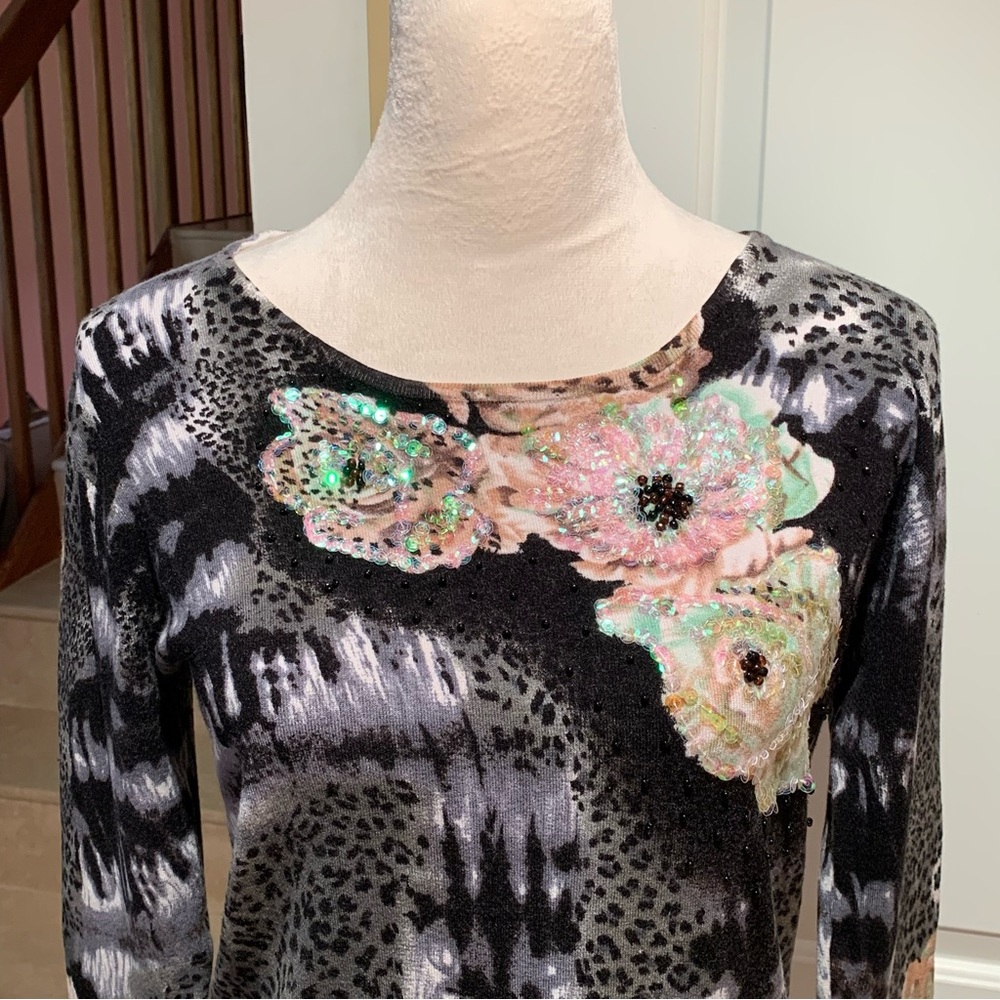 NEW YORK.‎ Knit top with embellishments on front & back. Animal print. Pr…